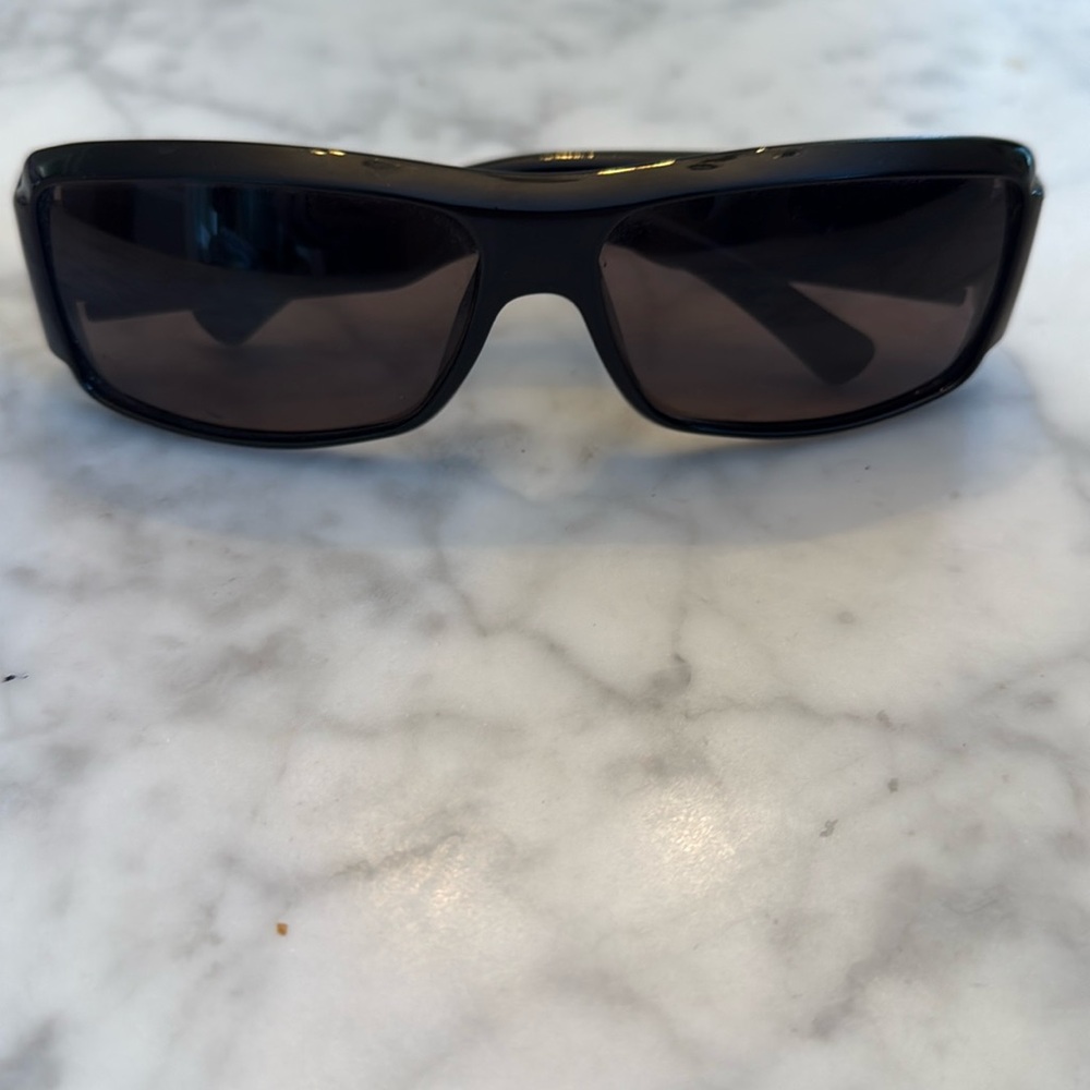 Gucci sunglasses. Couple minor minor scratches on side pictured.